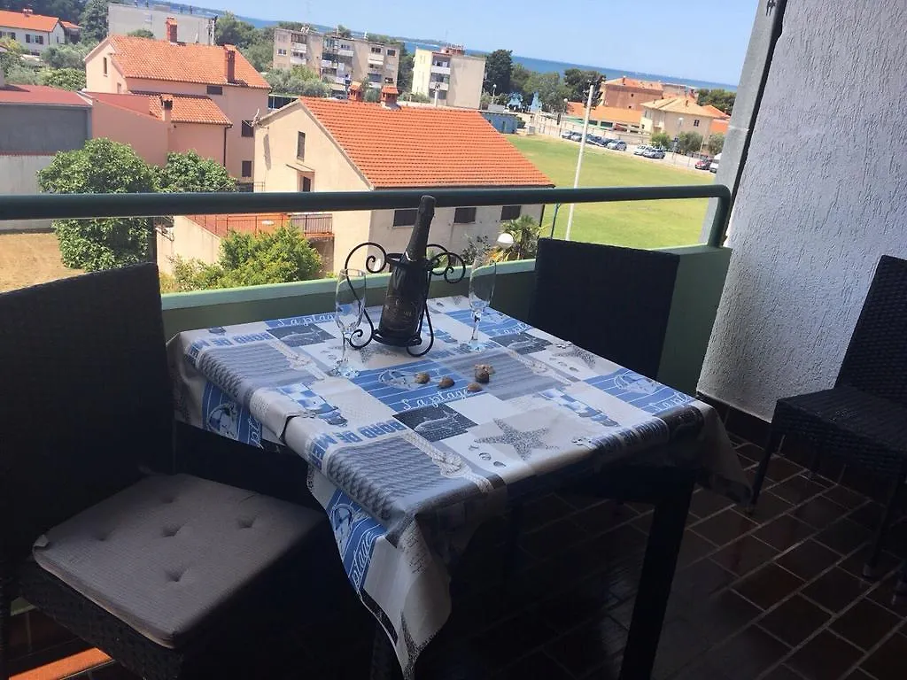 Maisey Apartment Fažana 0*,